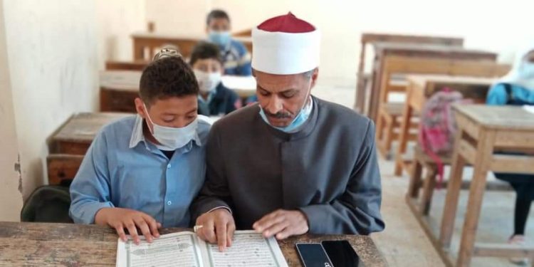 رئيس منطقة الإسكندرية الأزهرية يتفقد سير الدراسة ويتابع امتحان محو الأمية بالمنطقة