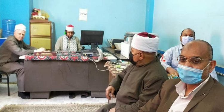 رئيس منطقة أسوان الأزهرية يتابع اختبارات المتقدمين للعمل بتحفيظ القرآن الكريم