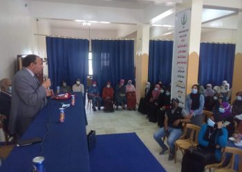 نائب رئيس جامعة الأزهر يلتقي عددا من طالبات المدينة الجامعية بأسيوط