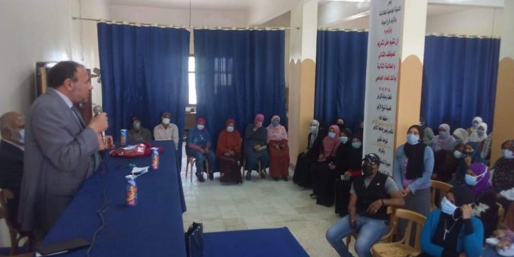 نائب رئيس جامعة الأزهر يلتقي عددا من طالبات المدينة الجامعية بأسيوط