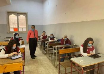 طلاب أولى و2 ثانوي يؤدون ثاني أيام امتحانات شهر أبريل