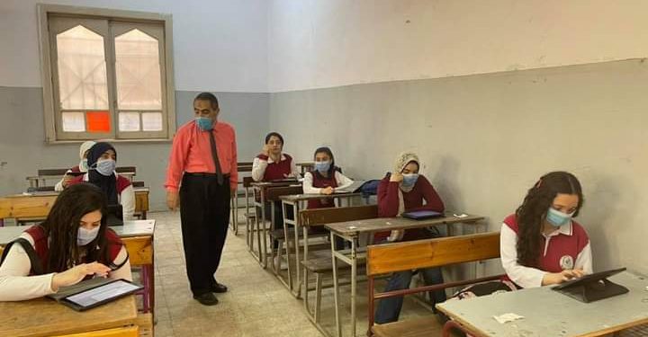 طلاب أولى و2 ثانوي يؤدون ثاني أيام امتحانات شهر أبريل