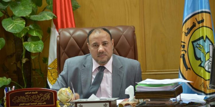 نائب رئيس جامعة الأزهر يجتمع بعمداء الكليات لمتابعة سير العملية التعليمية