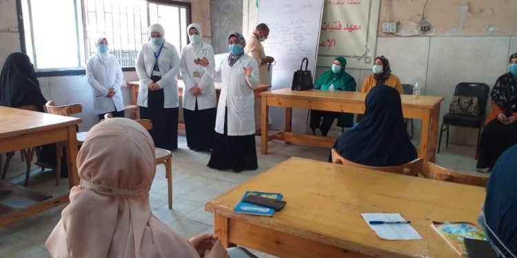 طالبات تمريض الأزهر في توعية صحية لطالبات منطقة القاهرة