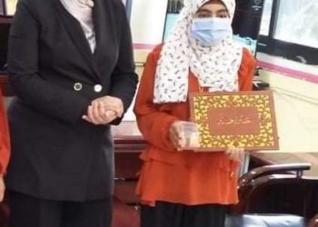 تكريم الطالبة سما لفوزها بالمركز الثاني في مسابقة حفظ وتلاوة القرآن الكريم