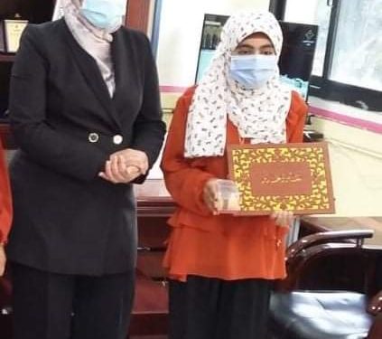 تكريم الطالبة سما لفوزها بالمركز الثاني في مسابقة حفظ وتلاوة القرآن الكريم