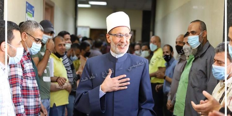 في آخر يوم عمل له.. ممر شرفي لرئيس قطاع المعاهد الأزهرية