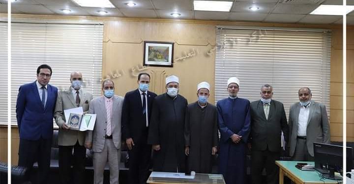 رئيس قطاع المعاهد الأزهرية يُكرِّم القليوبية كأفضل منطقة متابعةً لطلاب العلوم الإسلامية