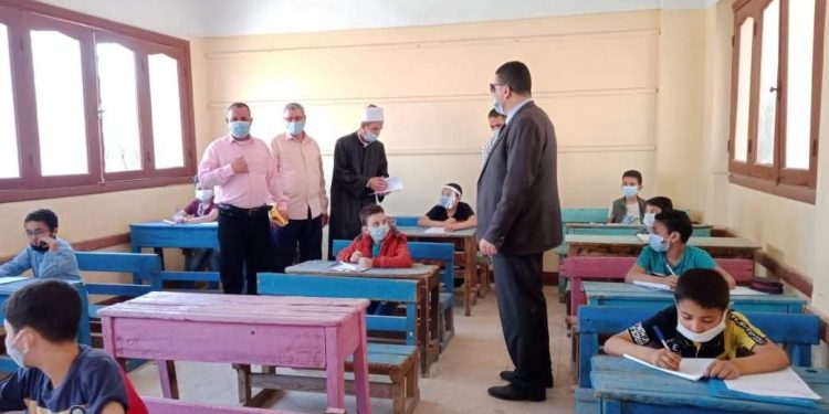 رئيس منطقة القليوبية الأزهرية يتابع امتحانات شهر ابريل للنقل الابتدائي والثانوي