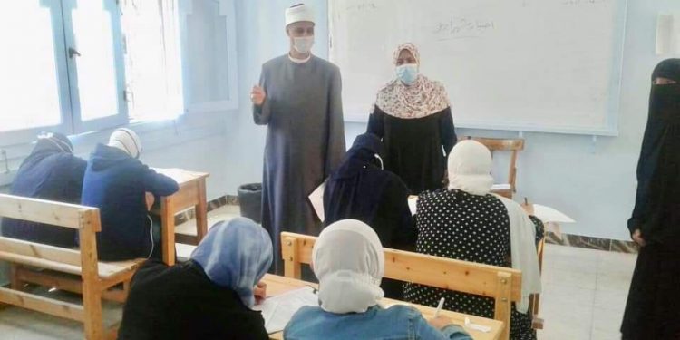 رئيس منطقة الإسكندرية الأزهرية يتفقد ختام امتحانات النقل الثانوي