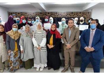 رئيس تطوير الوافدين تكرم الطالبات الوافدات بكلية الصيدلة