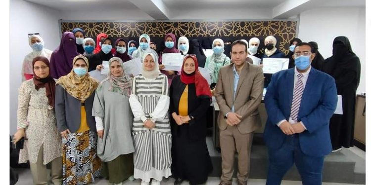 رئيس تطوير الوافدين تكرم الطالبات الوافدات بكلية الصيدلة