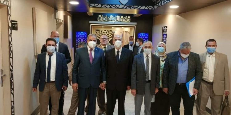رئيس جامعة الأزهر يفتتح قاعة اجتماعات جديدة بالجهود الذاتية