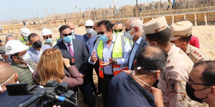 وزير التعليم العالي يتفقد منشآت جامعة المنصورة الأهلية