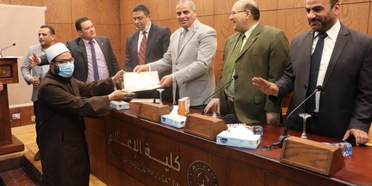 رئيس جامعة الأزهر يشهد تخريج الدفعة الأولى لدورة الأئمة بكلية الإعلام