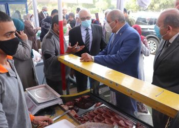 إقبال كبير على منفذِ (أمان) لبيع المنتجات الغذائية بجامعة الأزهر