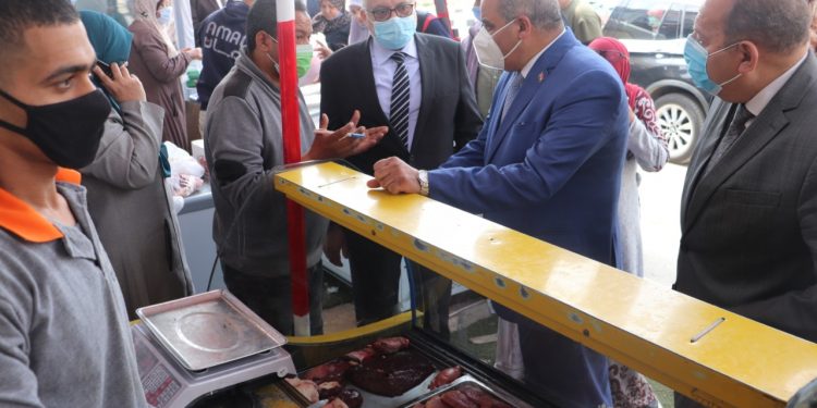 إقبال كبير على منفذِ (أمان) لبيع المنتجات الغذائية بجامعة الأزهر