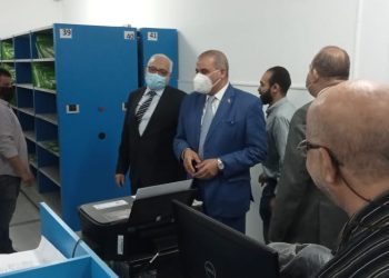 رئيس جامعة الأزهر يتفقد وحدة التحول الرقمي ويشيد بما تحقق من إنجازات
