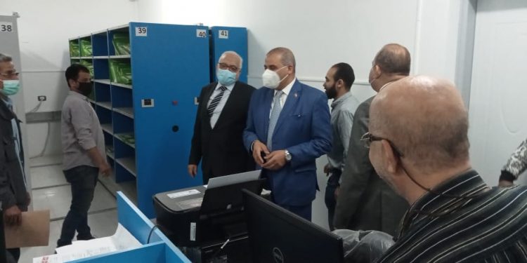 رئيس جامعة الأزهر يتفقد وحدة التحول الرقمي ويشيد بما تحقق من إنجازات