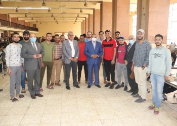 رئيس جامعة الأزهر يتفقد صالة الجيم بالمدينة الجامعية ويتناول الغداء وسط الطلاب