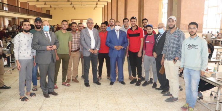 رئيس جامعة الأزهر يتفقد صالة الجيم بالمدينة الجامعية ويتناول الغداء وسط الطلاب