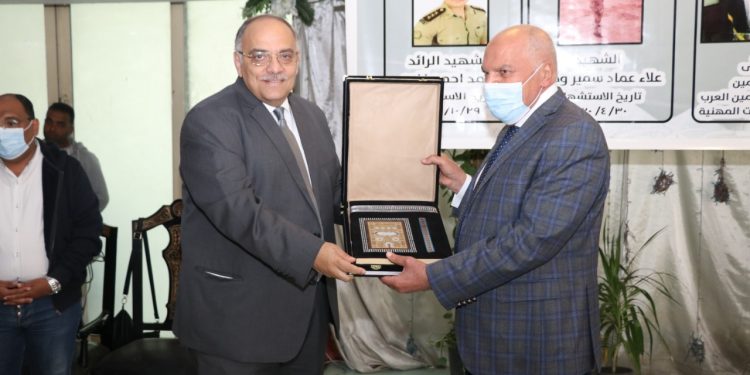أكاديمية ناصر العسكرية تكرم أسر الشهداء بنقابة المهن التعليمية (صور)