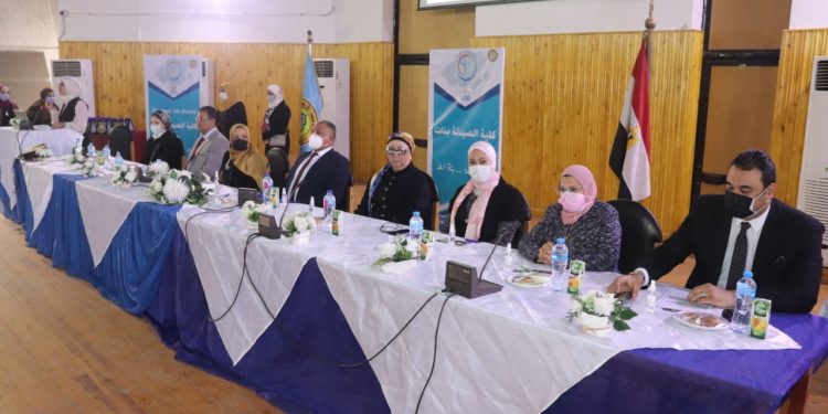 نائب رئيس جامعة الأزهر يشهد الملتقى التوظيفي بكلية الصيدلة