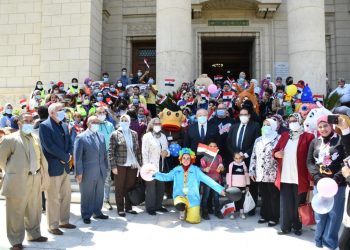 يوم في جامعة القاهرة لإسعاد الأطفال الأيتام  