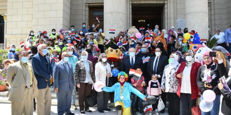 يوم في جامعة القاهرة لإسعاد الأطفال الأيتام  