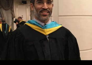 أستاذ بجامعة الأزهر يفوز بجائزة العلوم التكنولوجية المتقدمة