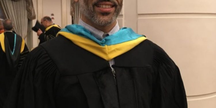 أستاذ بجامعة الأزهر يفوز بجائزة العلوم التكنولوجية المتقدمة