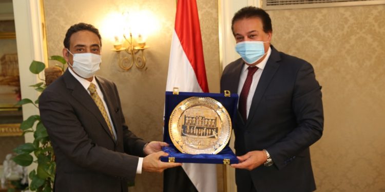 وزير التعليم العالي يستقبل السفير العُماني بالقاهرة لبحث سبل دعم التعاون العلمي
