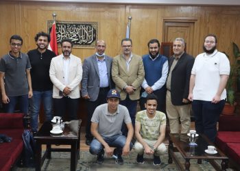 الشربيني يشيد بجهود طلاب هندسة الأزهر الفائزين بالميدالية البرونزية