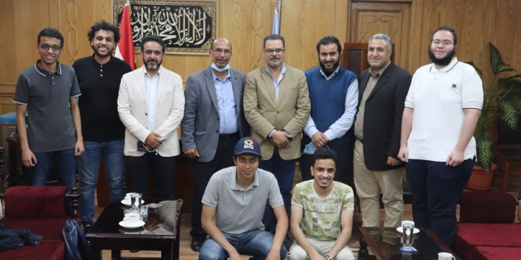 الشربيني يشيد بجهود طلاب هندسة الأزهر الفائزين بالميدالية البرونزية