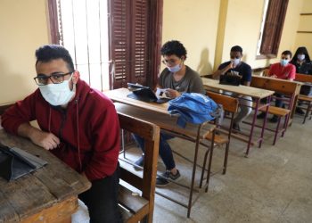 تفاصيل تخريب طلاب مدرسة ثانوى سيارة معلمة في العريش