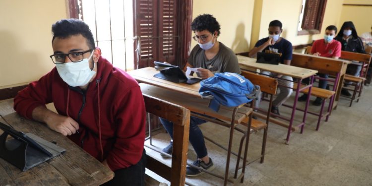 تفاصيل تخريب طلاب مدرسة ثانوى سيارة معلمة في العريش