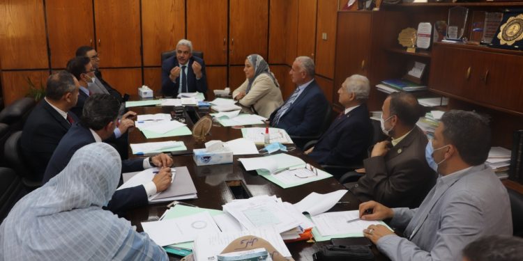 صديق يناقش استعداد جامعة الأزهر للمشاركة في مسابقة «جامعة صديقة للبيئة»