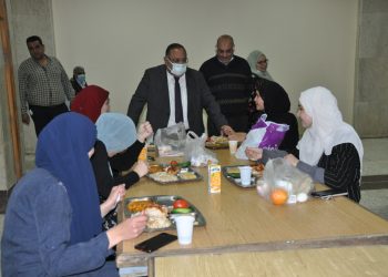 رئيس جامعة حلوان يشارك طلابه الإفطار الرمضاني