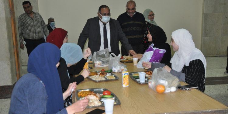 رئيس جامعة حلوان يشارك طلابه الإفطار الرمضاني