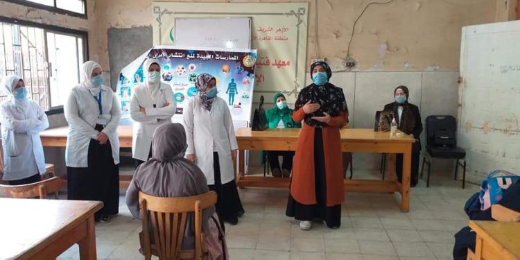 طالبات كلية تمريض الأزهر يقودن حملات توعية للوقاية من فيروس كورونا