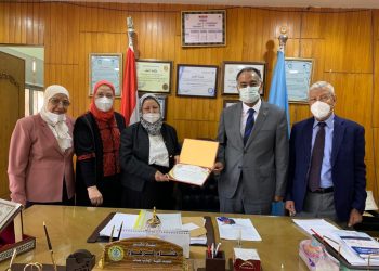 مجلس كلية طب الأزهر يكرم آمال السباعي و ماجدة عبد اللطيف