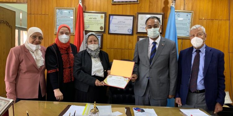 مجلس كلية طب الأزهر يكرم آمال السباعي و ماجدة عبد اللطيف