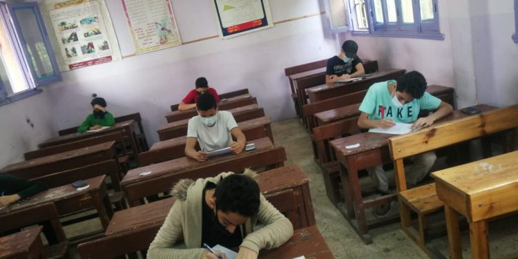 "أمهات مصر": سهولة امتحان سادسة ابتدائي.. وشكاوي من صعوبة إنجليزي أولي ثانوي