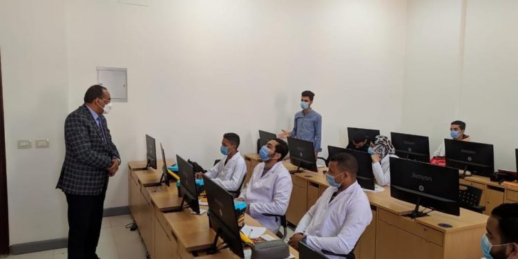 رئيس جامعة بني سويف التكنولوجية يتفقد سير الدراسة بالكلية المصرية الكورية