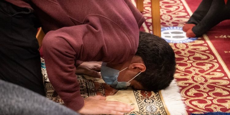 سعادة غامرة في الولايات المتحدة الأمريكية بسبب إعادة فتح المساجد