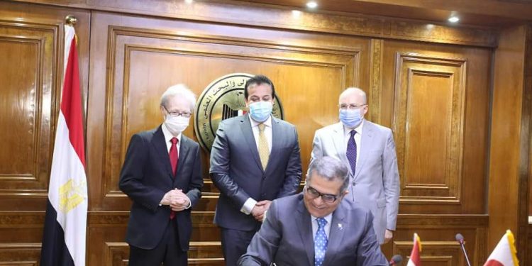 وزير التعليم العالي يشهد توقيع اتفاقية تعاون بين جامعتى الجلالة و هيروشيما اليابانية