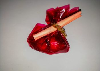 تمر وعبارة أمل.. مبادرة عبدالرحمن لنشر الابتسامة علي طلاب جامعة حلوان