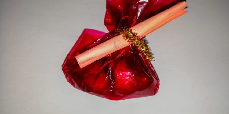 تمر وعبارة أمل.. مبادرة عبدالرحمن لنشر الابتسامة علي طلاب جامعة حلوان