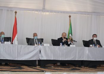 رئيس جامعة القاهرة يسلم عقود الدفعة الأولى بأكبر مشروع إسكان فى تاريخها