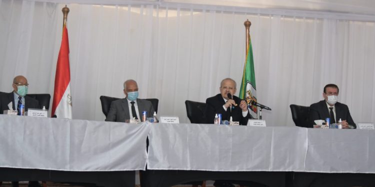 رئيس جامعة القاهرة يسلم عقود الدفعة الأولى بأكبر مشروع إسكان فى تاريخها